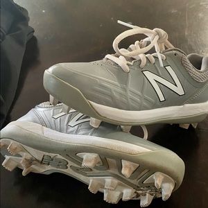 Kids softball/baseball cleats unisex used excellent condition.